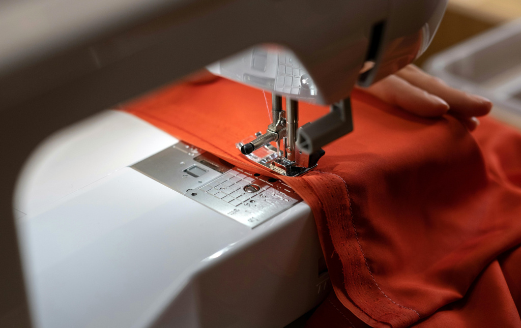 Почему швейная машина пропускает стежки